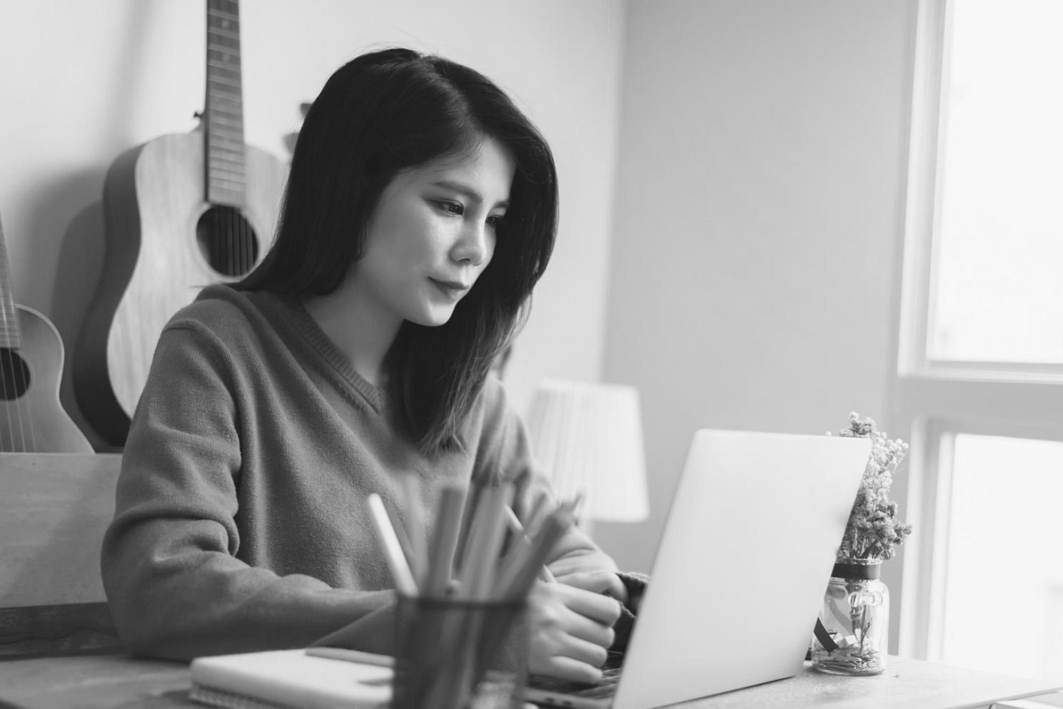 Espace de travail avec documents d'analyse financière