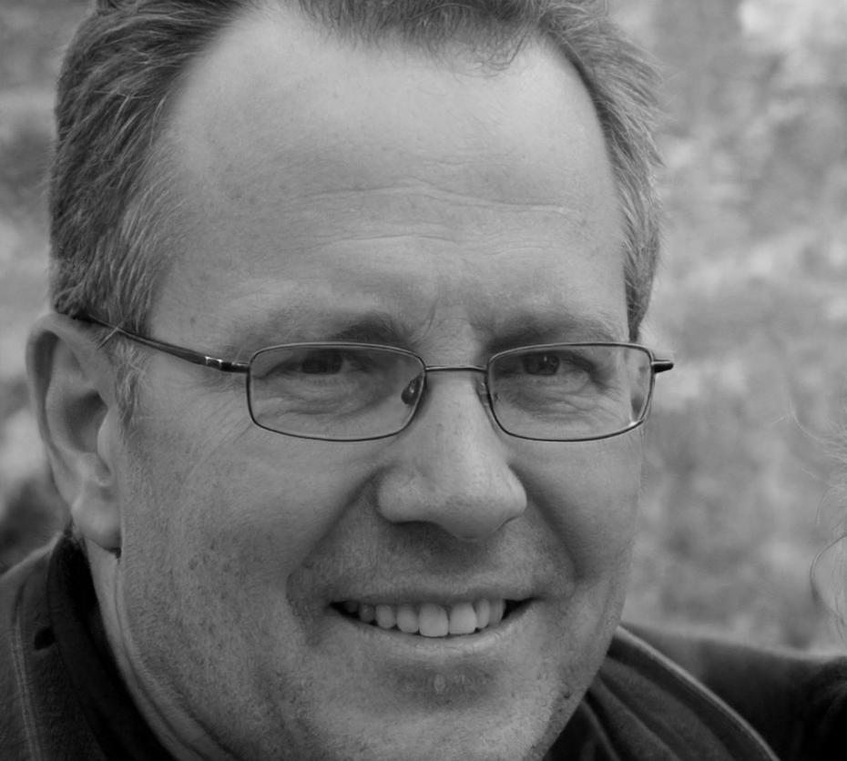 Formateur accompagnant un participant lors d'un atelier pratique d'analyse financière