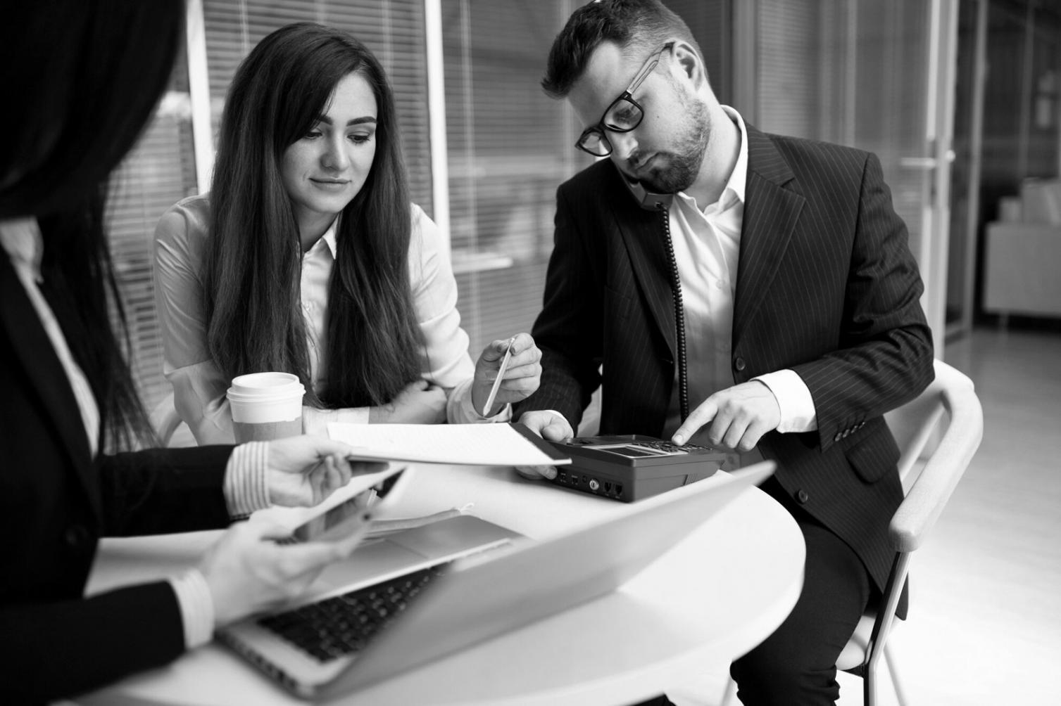 Espace de travail collaboratif avec des participants engagés dans l'apprentissage des concepts financiers